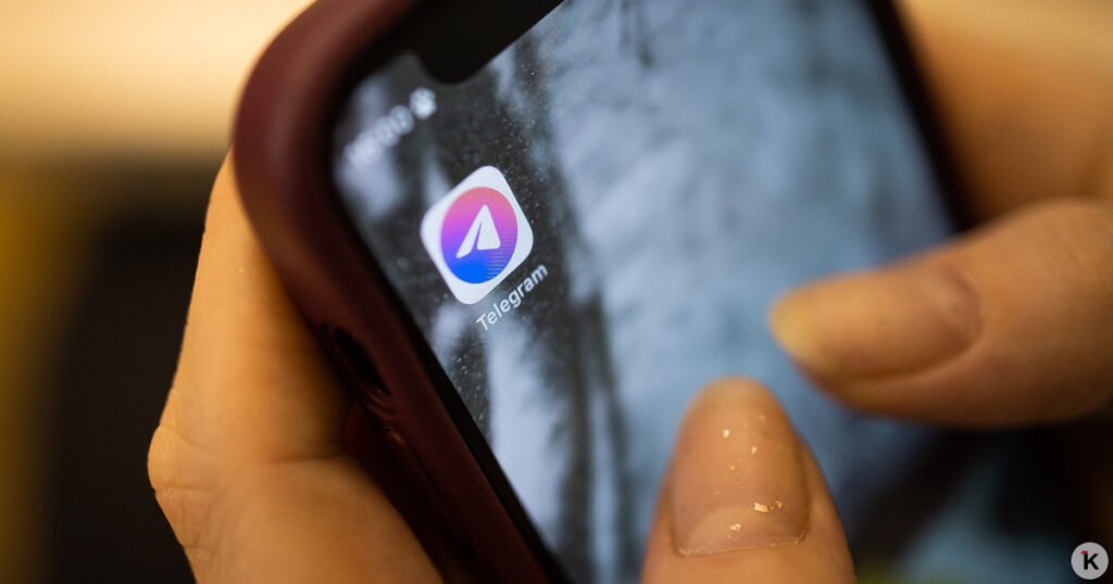 Представитель Долиной осудил травлю певицы в соцсетях