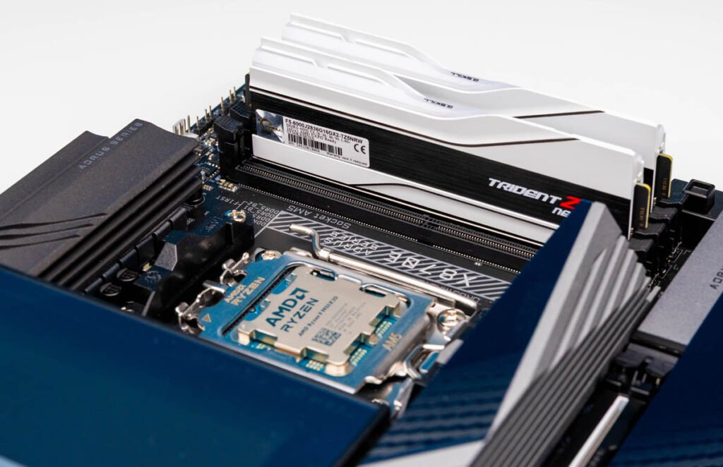 Продажи материнских плат рухнули на 50% из-за роста цен на ОЗУ