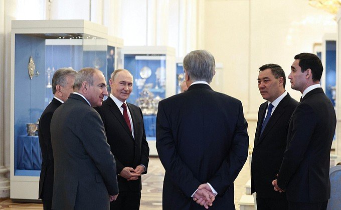 Путин и лидеры стран СНГ посетили Государственный Эрмитаж