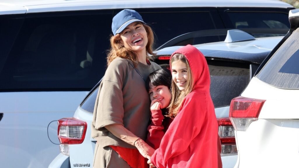 Райан Гослинг и Ева Мендес прогуливаются с подросшими дочерьми