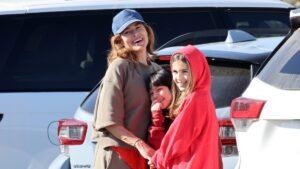 Райан Гослинг и Ева Мендес прогуливаются с подросшими дочерьми