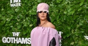 Рианну раскритиковали за эпатажное платье на публичном мероприятии