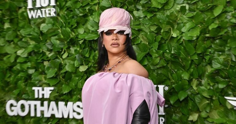 Рианну раскритиковали за эпатажное платье на публичном мероприятии