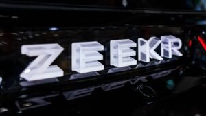 Рынок электромобилей Zeekr в России: продажи снижаются, но модели растут