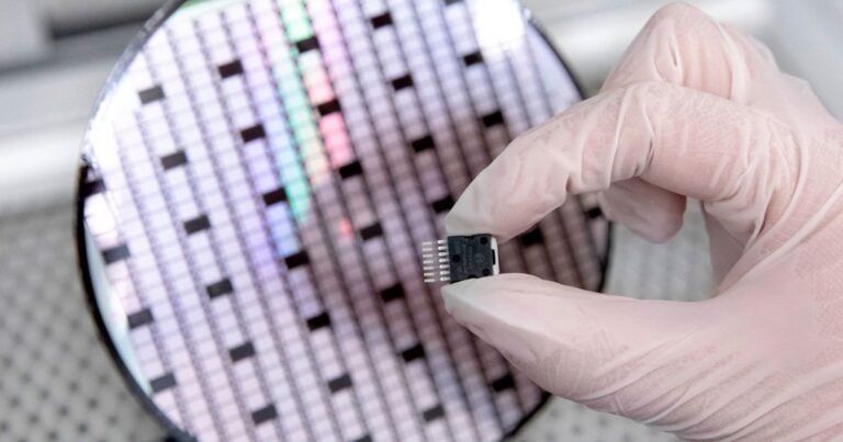 США намерены ограничить экспорт передовых чипов в Россию и Китай