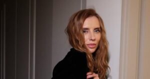 Светлана Бондарчук в 57 лет поразила поклонников осиной талией