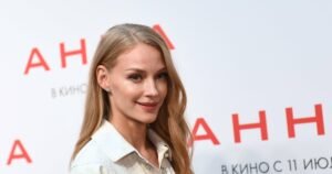 Светлана Ходченкова поразила поклонников стильным ретро-луком