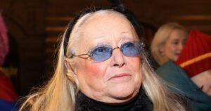 Татьяна Михалкова поделилась редкими фото с внуками на катке