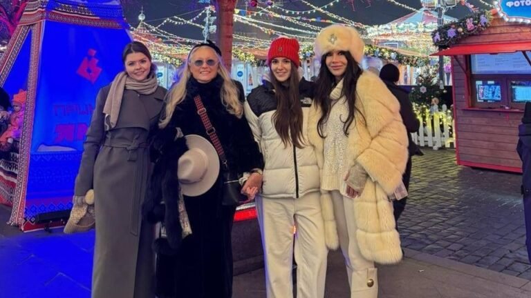 Татьяна Михалкова с внуками на катке - семейный досуг