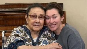 Толкын Забирова и ее дети поздравили Бибигуль Тулегенову с 96-летием