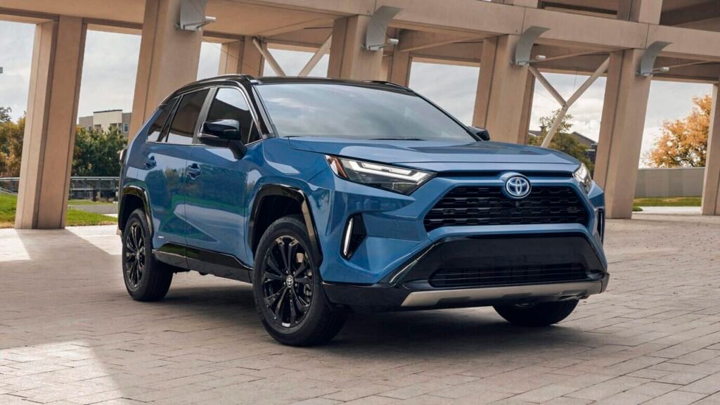 Toyota RAV4 вернулся в Россию: цены и комплектации