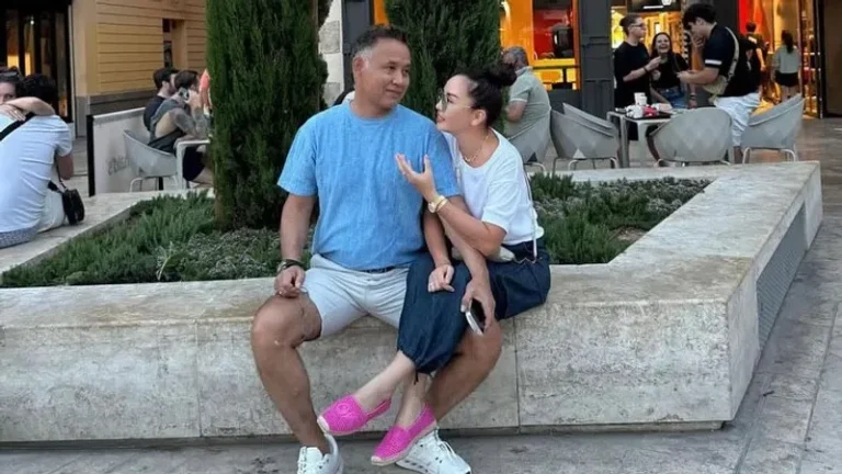 Турсен Алагузов опубликовал фото с моделью и вызвал волну шуток о Баян