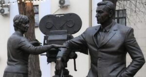В Москве открыли памятник создателям «Семнадцати мгновений весны»