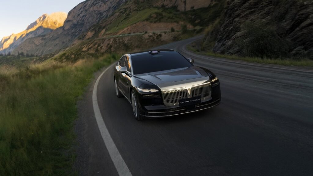 Voyah представил новый гибридный флагман - седан с передовым дизайном