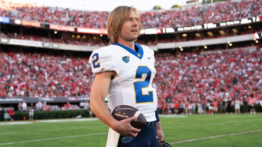 Второй сезон «Чад Пауэрс» с Гленом Пауэллом получил зелёный свет от Hulu