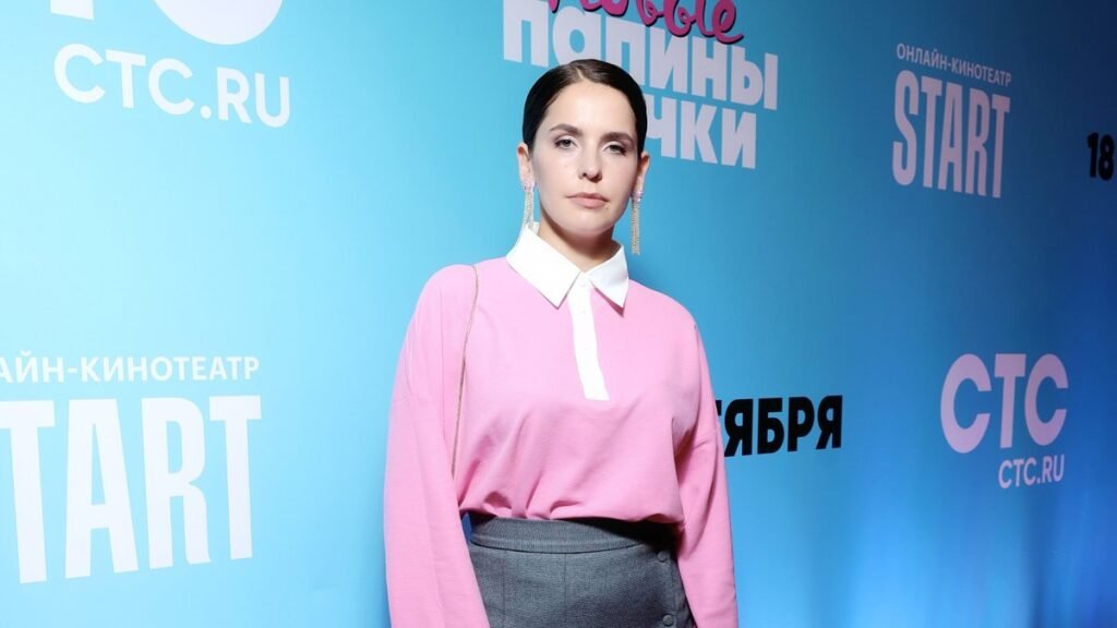 Жена Сарика Андреасяна в эффектном образе: кожаный комбинезон и сумка за миллионы