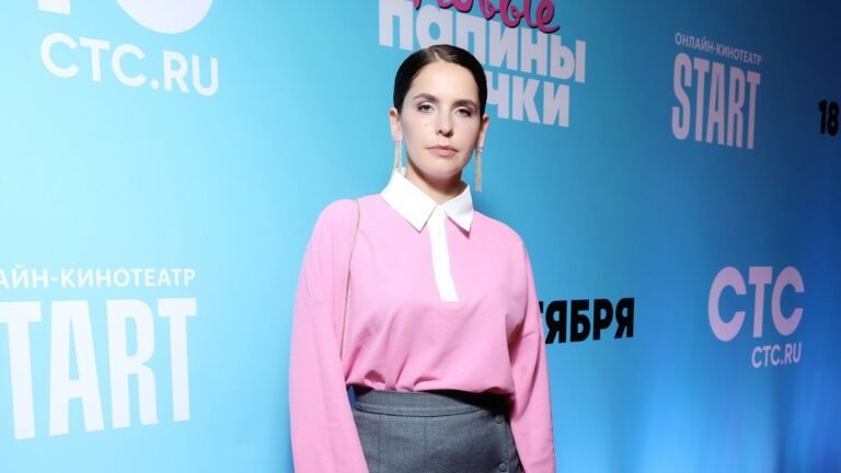 Жена Сарика Андреасяна в эффектном образе: кожаный комбинезон и сумка за миллионы