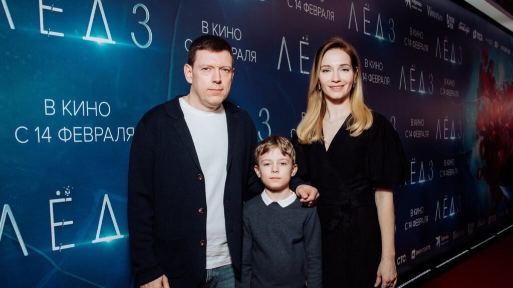 Звезда сериала «Кухня» прогулялся с семьей по центру Москвы