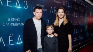 Звезда сериала «Кухня» прогулялся с семьей по центру Москвы