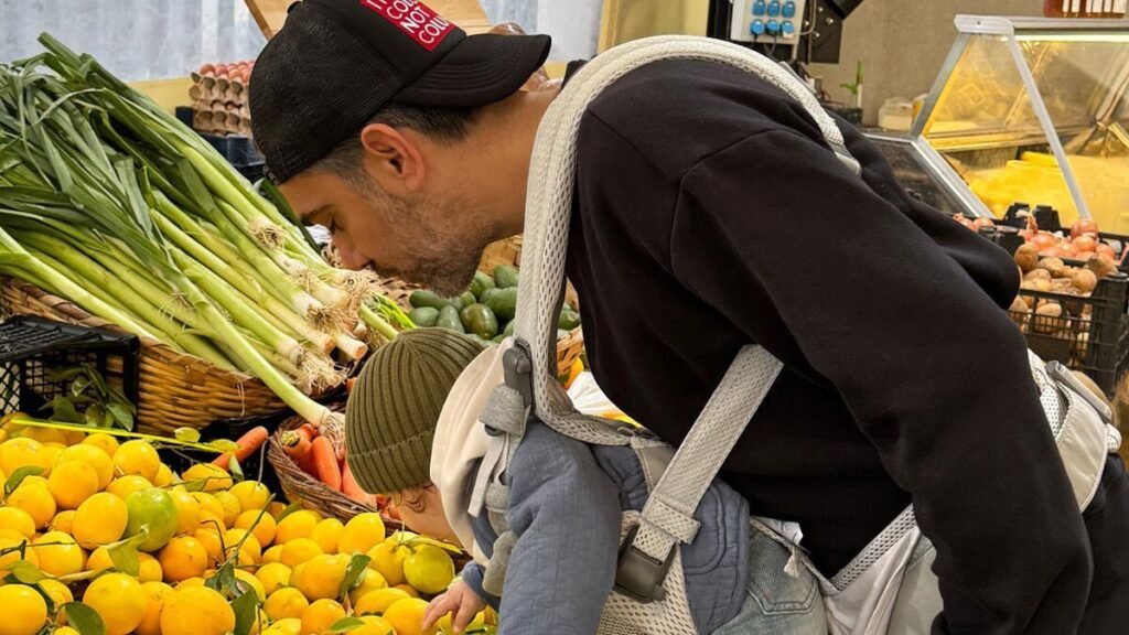 Звезда «Великолепного века» появилась с 9-месячным малышом на рынке