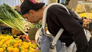 Звезда «Великолепного века» появилась с 9-месячным малышом на рынке