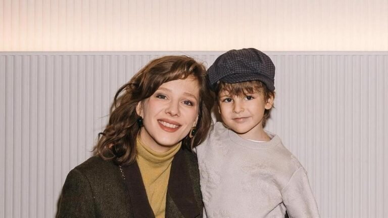 Звездные семьи на премьере спектакля «Аленький цветочек»