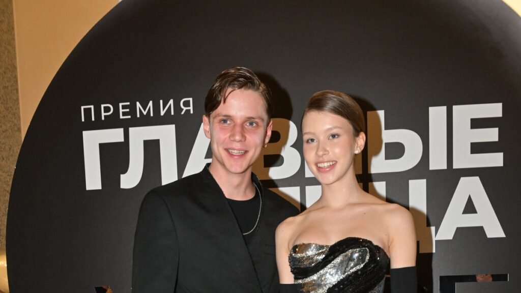 Звезды в ЦУМе: Пересильд и Дмитриенко выбирают елочные игрушки