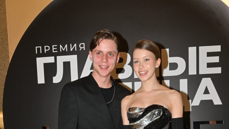 Звезды в ЦУМе: Пересильд и Дмитриенко выбирают елочные игрушки