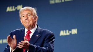 Американского министра освистали в Давосе из-за поддержки Трампа