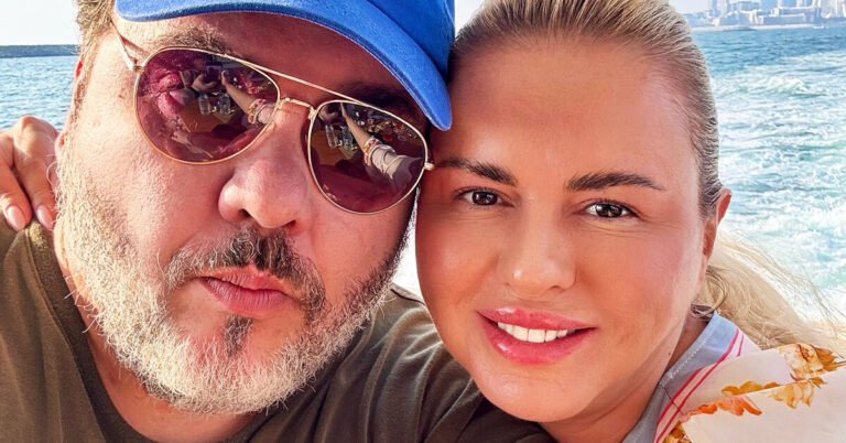 Анна Семенович и ее бойфренд Денис организовали вечеринку в Таиланде