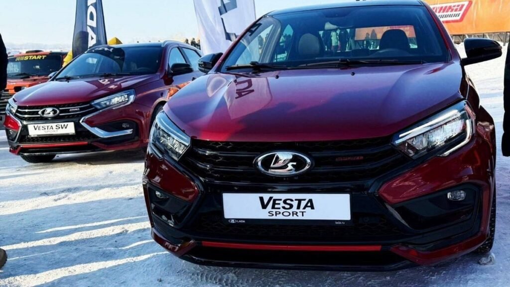 АвтоВАЗ представил Lada Vesta Sport в новом цвете и двух кузовах