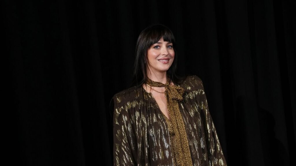 Дакота Джонсон на показе Valentino: смелый образ в микрошортах и накидке с перьями