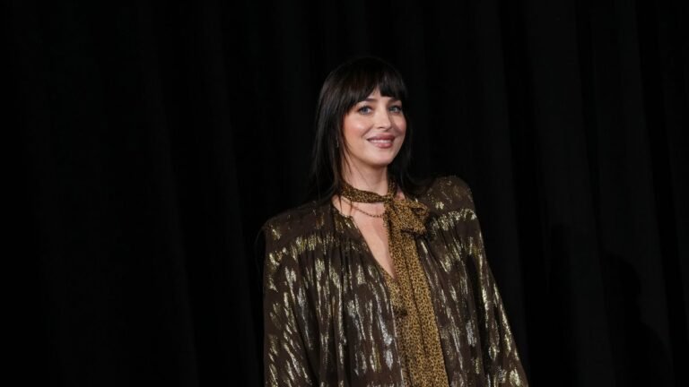 Дакота Джонсон на показе Valentino: смелый образ в микрошортах и накидке с перьями