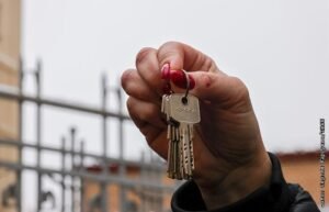 Долина передала ключи от квартиры Лурье после решения суда