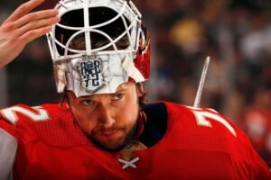 Драка вратарей в НХЛ: Бобровский и Неделькович сошлись врукопашную