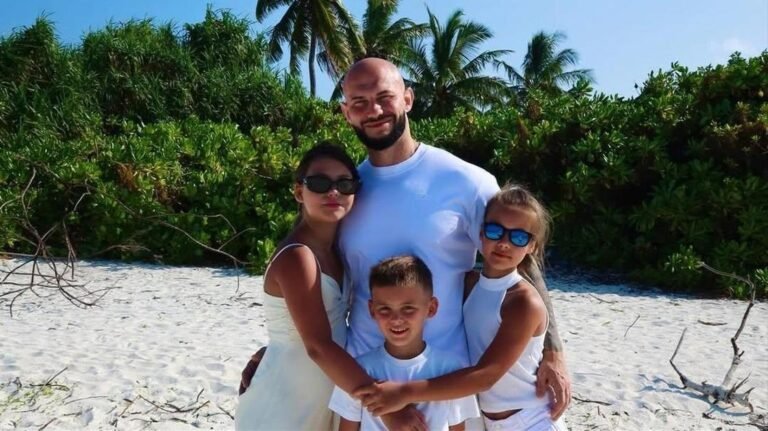 Джиган развлекает детей на Мальдивах: яхта, дайвинг и гидроцикл