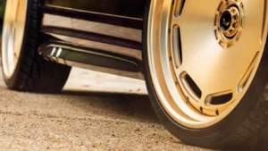 Фиолетовый Audi RS Q8 с золотыми акцентами: роскошный тюнинг-проект