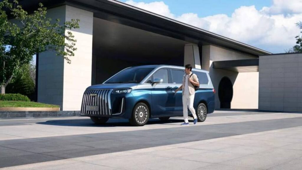 Гибридный минивэн BAW M8: конкурент для LADA Vesta?