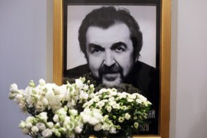 Иван Ургант простился с Золотовицким с букетом белых роз