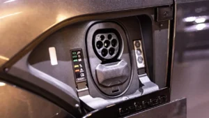 Канада и Китай договорились о снижении тарифов на электромобили и рапс