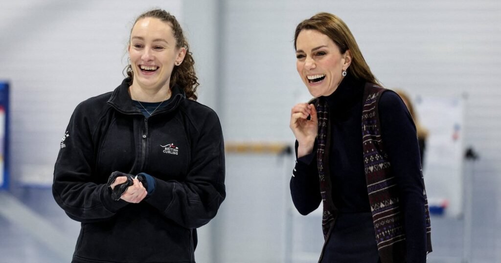 Кейт Миддлтон в юбке и жилете поразила стилем на встрече с керлингистами