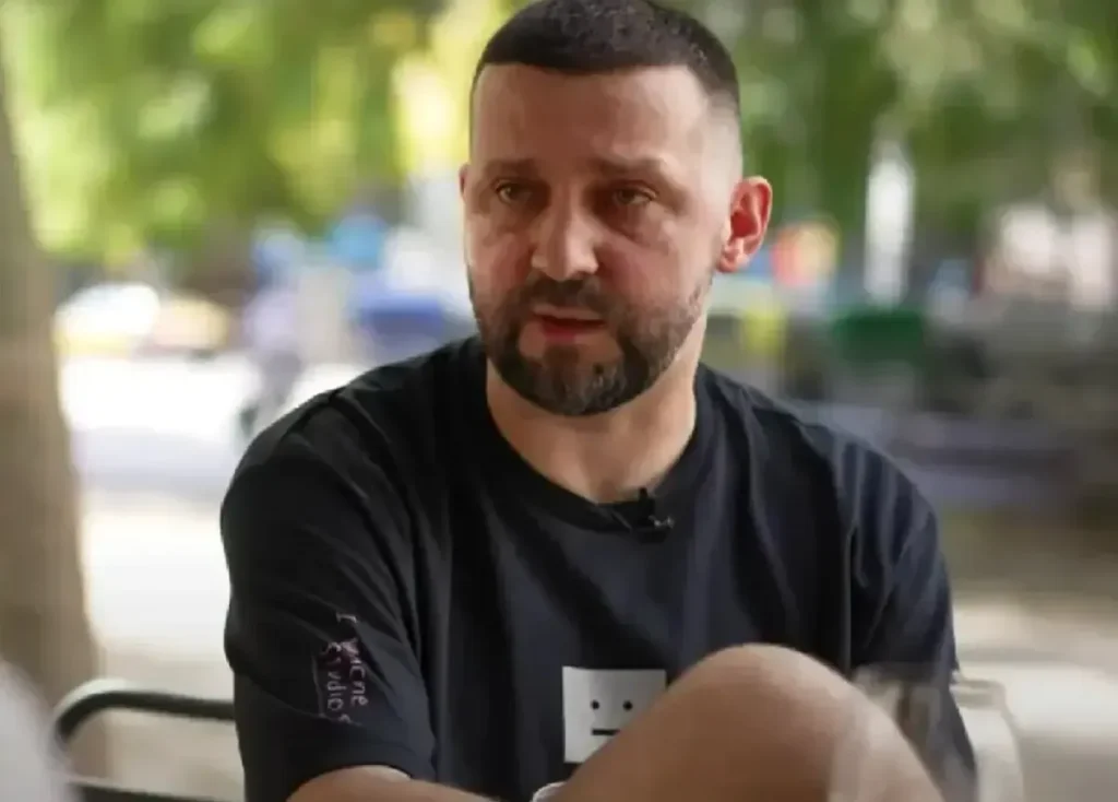 Комик Руслан Белый* объяснил свой отъезд из РФ: «Не сбежал, а был вынужден»