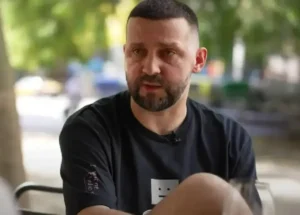 Комик Руслан Белый* объяснил свой отъезд из РФ: «Не сбежал, а был вынужден»