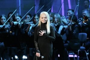 Лариса Долина продолжает держать в напряжении соседей из-за брошенной квартиры