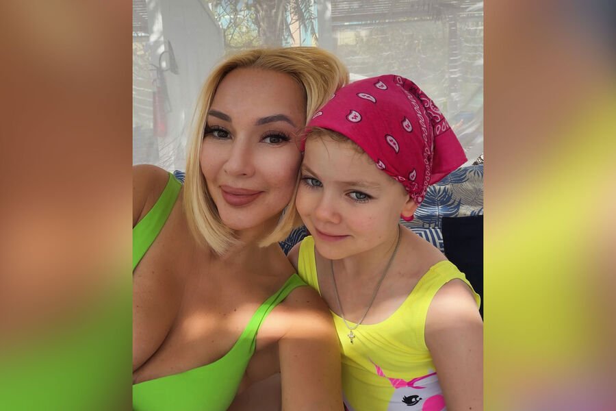 Лера Кудрявцева поделилась новогодним фото с дочерью в Дубае