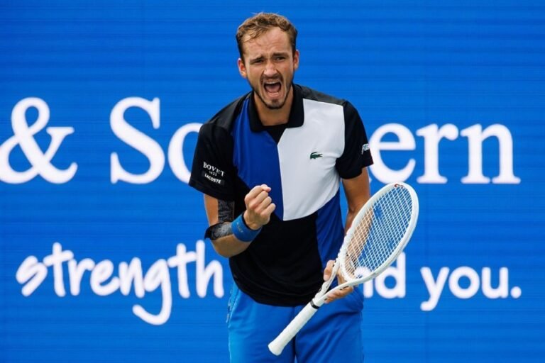 Медведев сотворил чудо: победа над Марожаном и выход в 4-й круг AO-2026