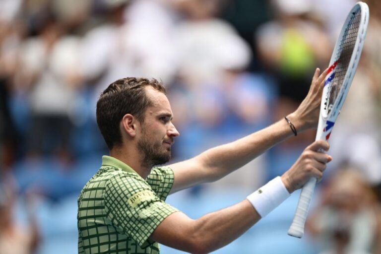 Медведев сотворил камбэк на AO: в пятый раз в карьере ушёл с 0:2 по сетам