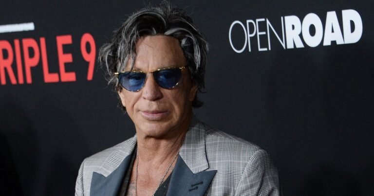 Микки Рурк удивил фанатов новой внешностью на фото папарацци