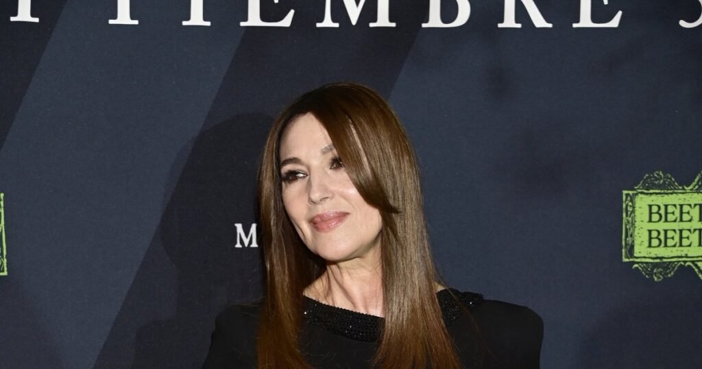 Моника Беллуччи на вечеринке в Париже: 61-летняя актриса блеснула стилем