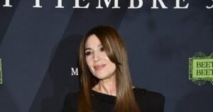 Моника Беллуччи на вечеринке в Париже: 61-летняя актриса блеснула стилем